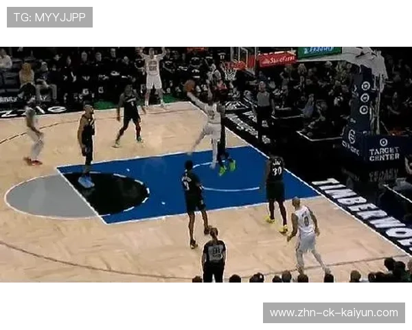 布朗突破上篮打成 2+1 展现强悍身体对抗