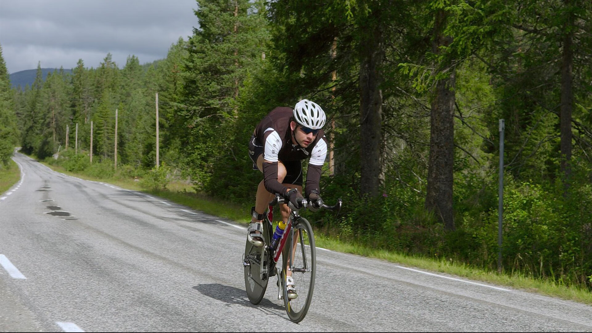 VAR争议再起：英超裁判判罚尺度引热议，英超判罚规则
