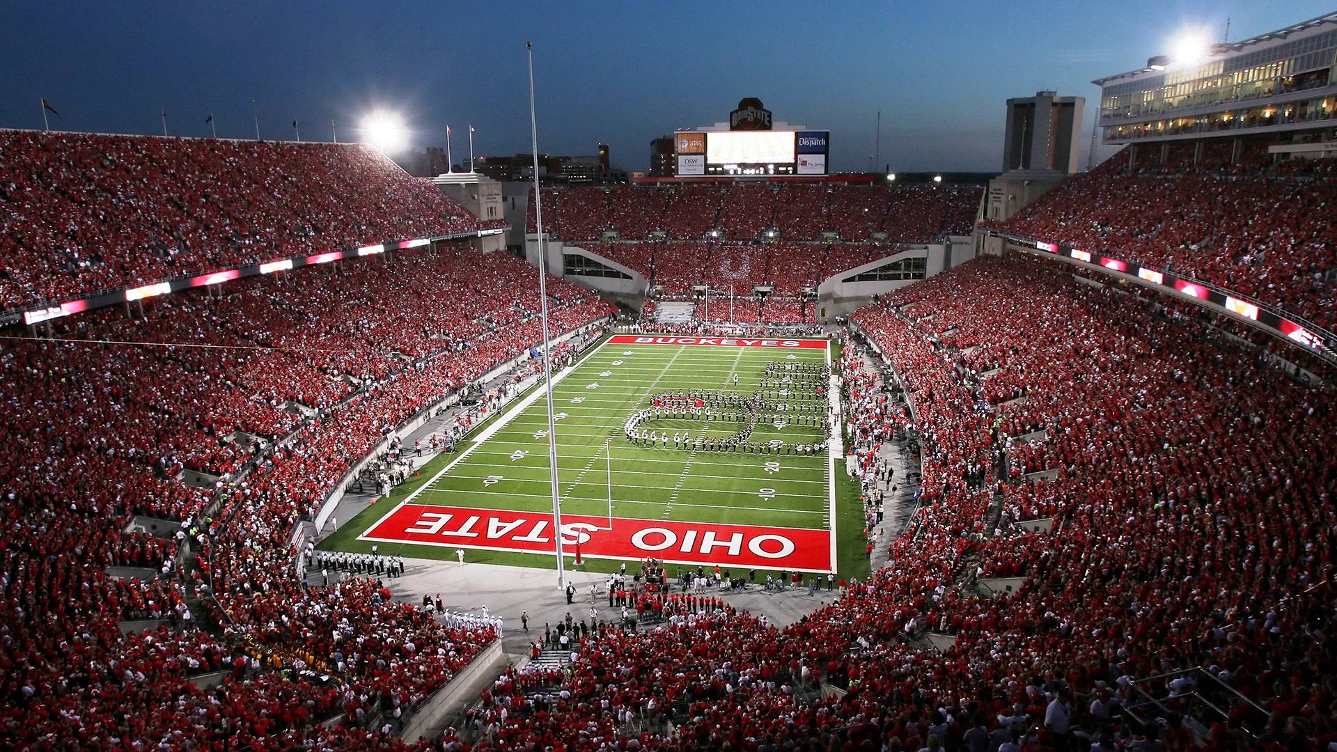 VAR争议再起：英超裁判判罚尺度引热议，英超判罚规则